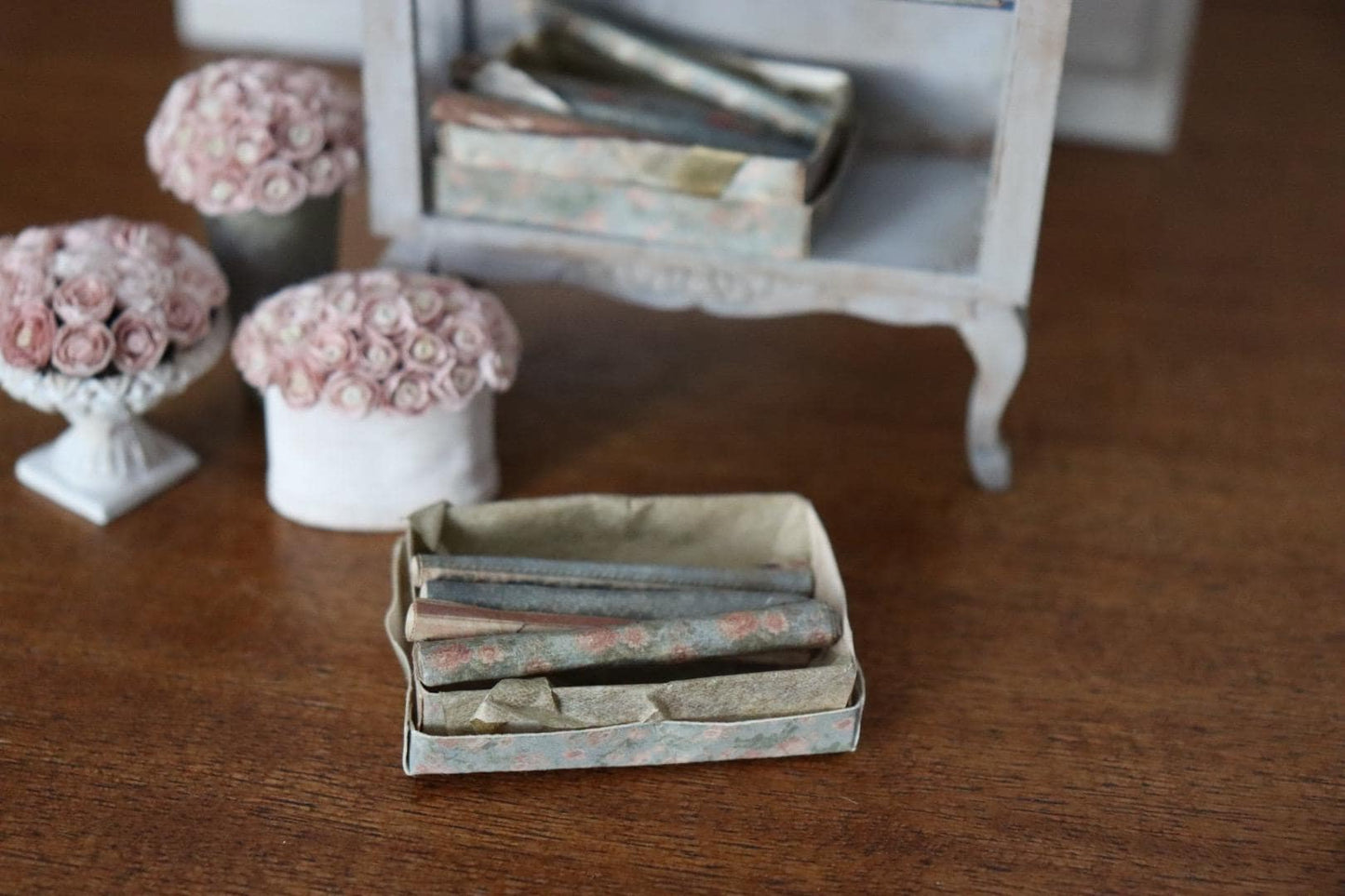 1/12 Antique Wallpaper Box Dollhouse Miniature Decor